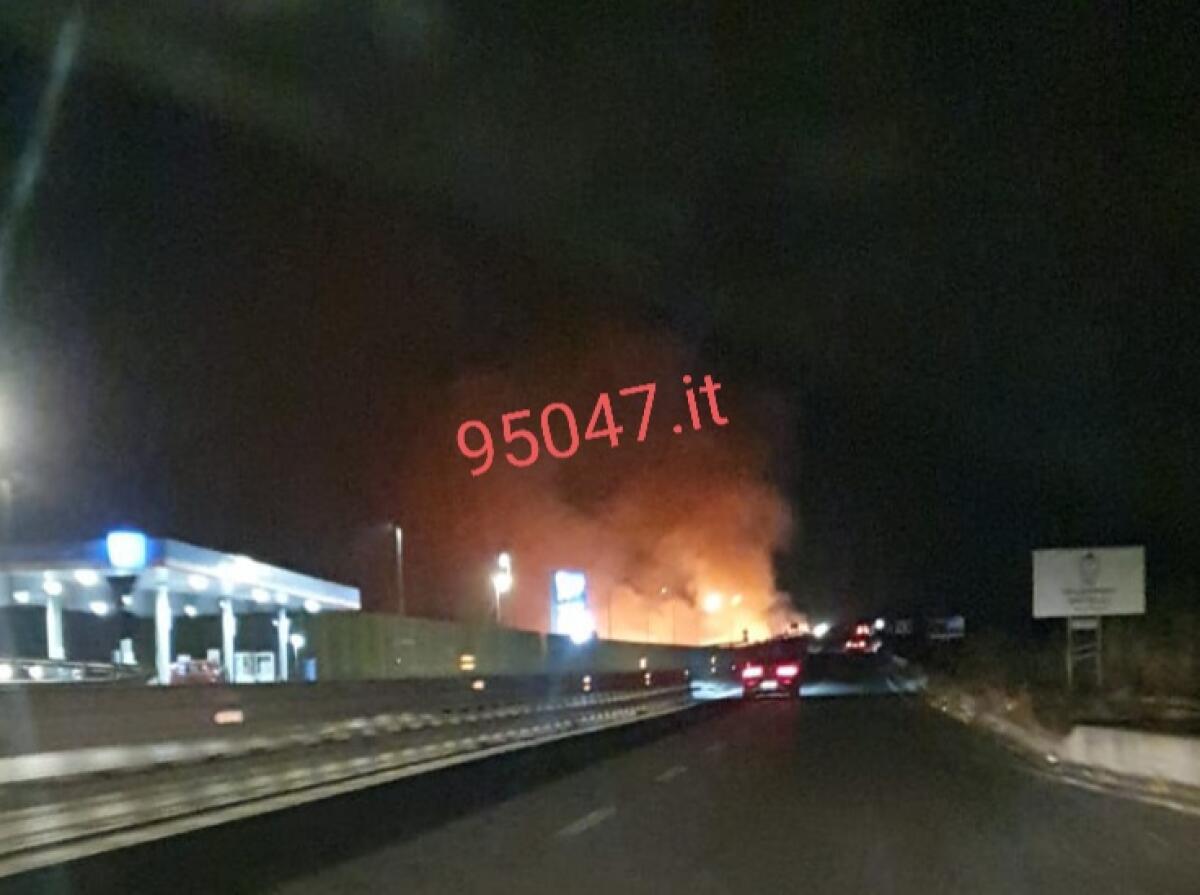 IN CORSO VASTO INCENDIO STERPAGLIE A RIDOSSO DELLA SS121 - FOTO E VIDEO - 
