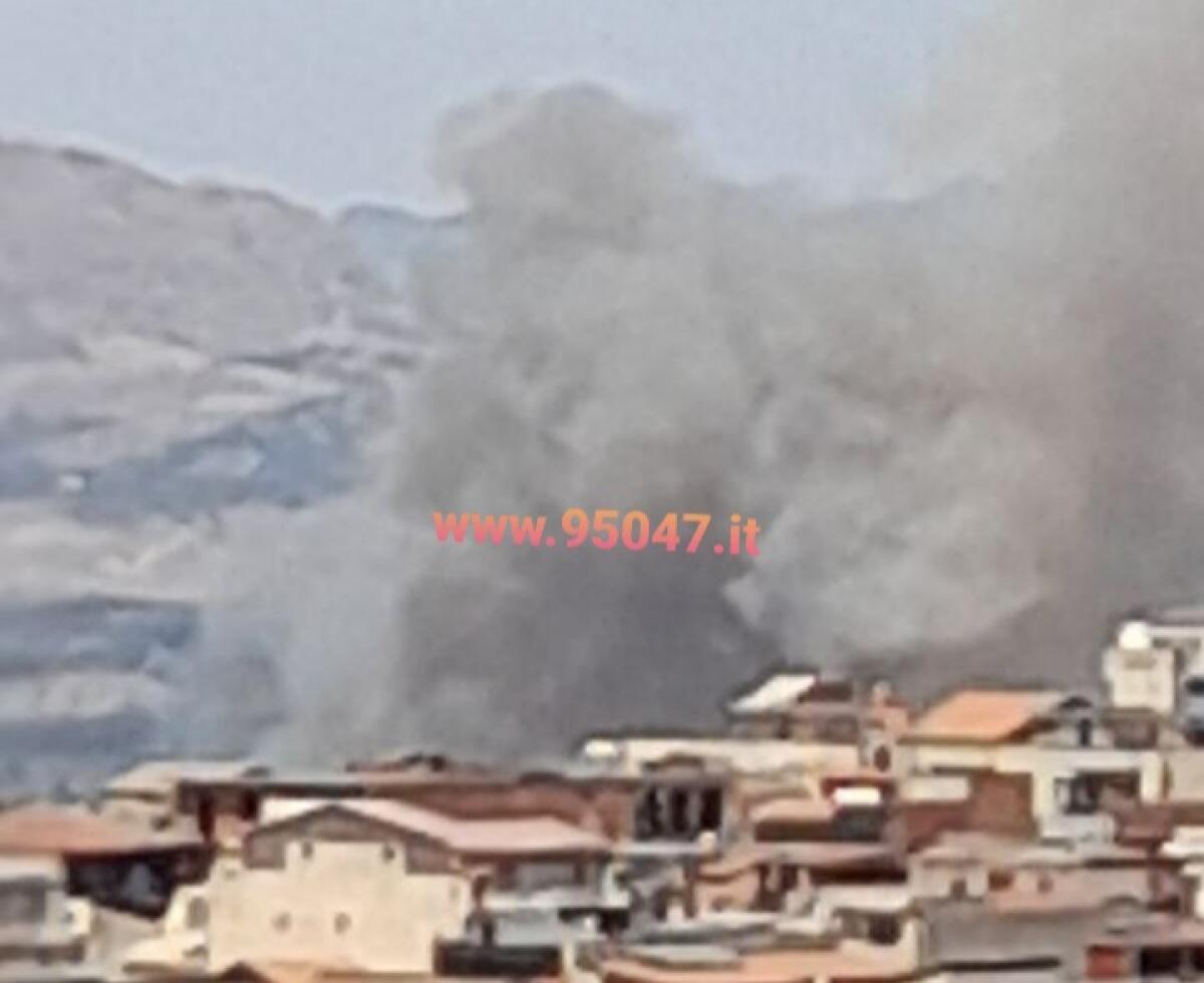 PATERNÒ: AMPIO INCENDIO DI STERPAGLIE IN ZONA SCHETTINO– DENSA COLONNA DI FUMO GRIGIO VISIBILE DA NOTEVOLE DISTANZA - 