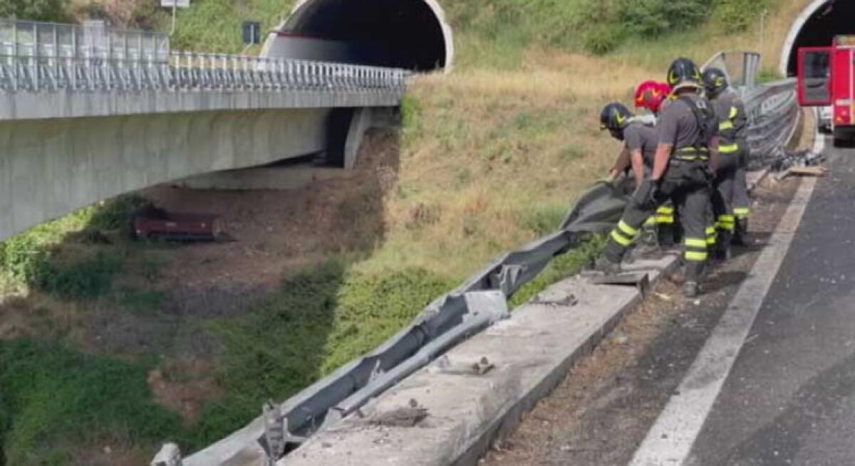 CAMION PRECIPITA DA VIADOTTO SULLA SALERNO-REGGIO CALABRIA, MORTI 2 ADRANITI - - 