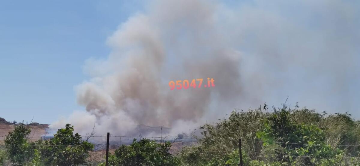 VASTO INCENDIO STERPAGLIE IN CORSO NEI PRESSI DEL PONTE BARCA - 