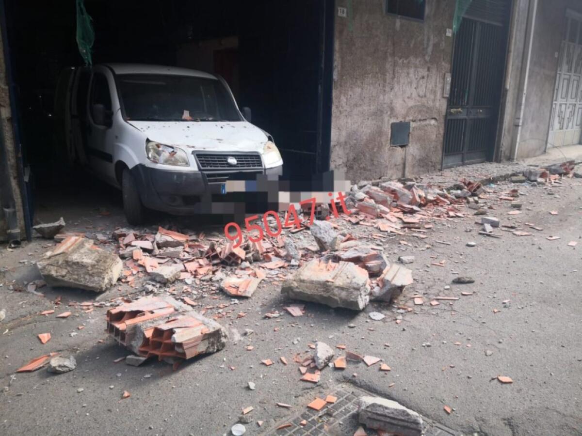 PATERNÒ: CROLLA UN BALCONE, NESSUN FERITO - 