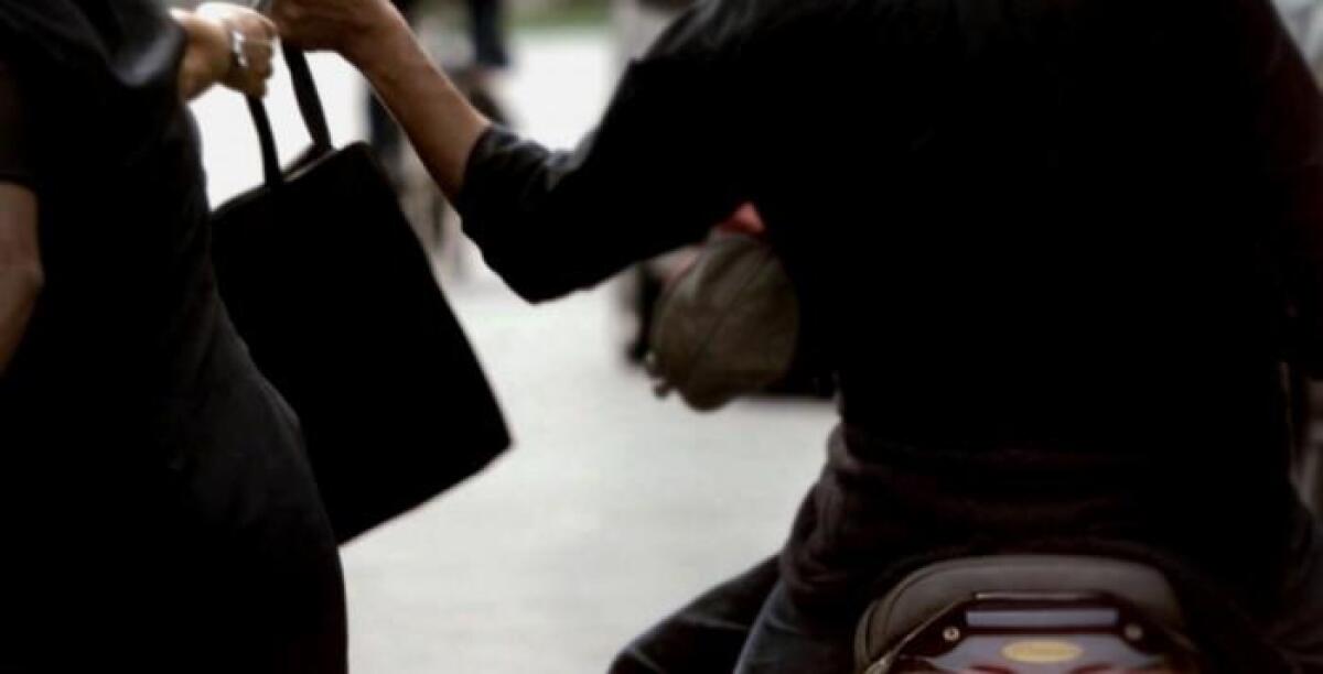 ADRANO, SCIPPA UNA DONNA TRASCINANDOLA PER DIVERSI METRI: DENUNCIATO - 