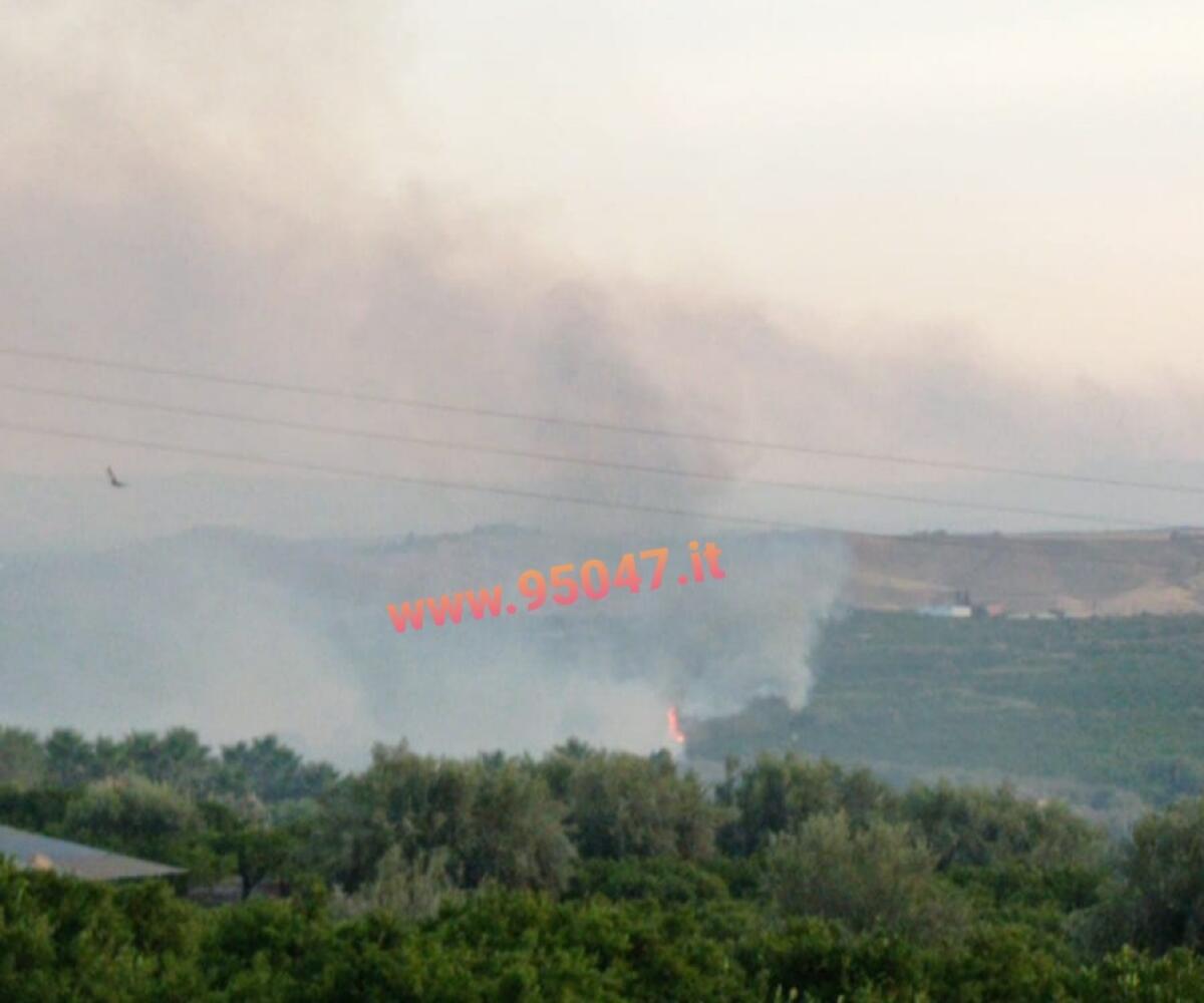 GIORNATA INFERNALE DI INTERVENTI PER I VIGILI DEL FUOCO, ENNESIMO INCENDIO IN CORSO DI STERPAGLIE - 
