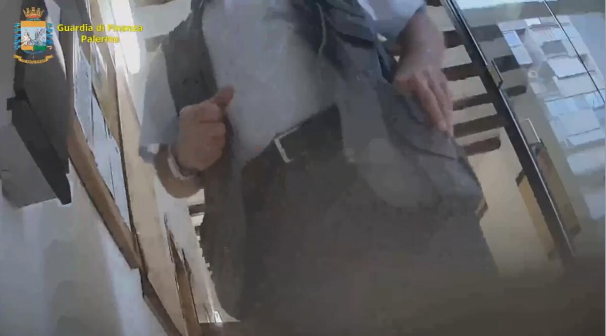 BLITZ ANTI-ASSENTEISMO AL COMUNE DI PALERMO 8 ARRESTI, 43 INDAGATI - 