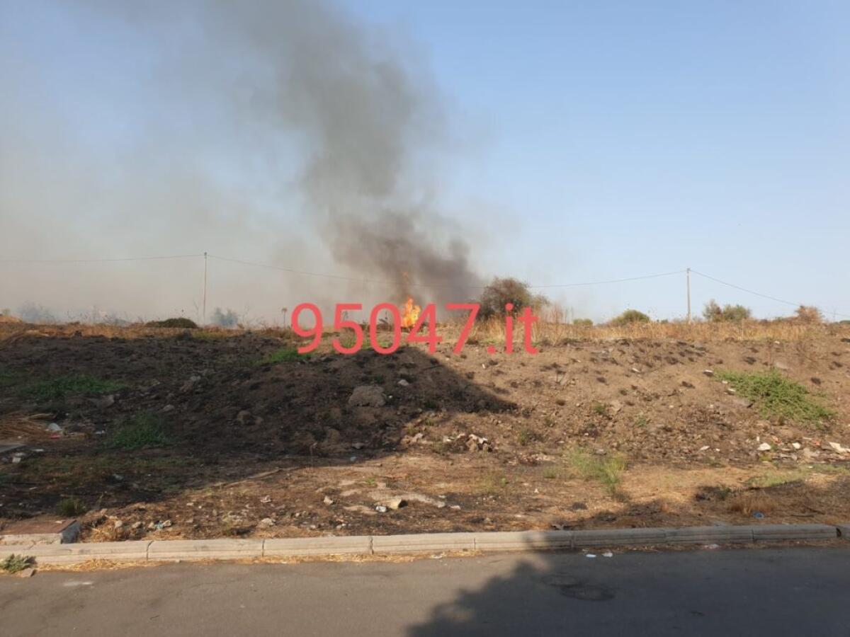 PATERNÒ: ENNESIMO INCENDIO STERPAGLIE IN CORSO - 