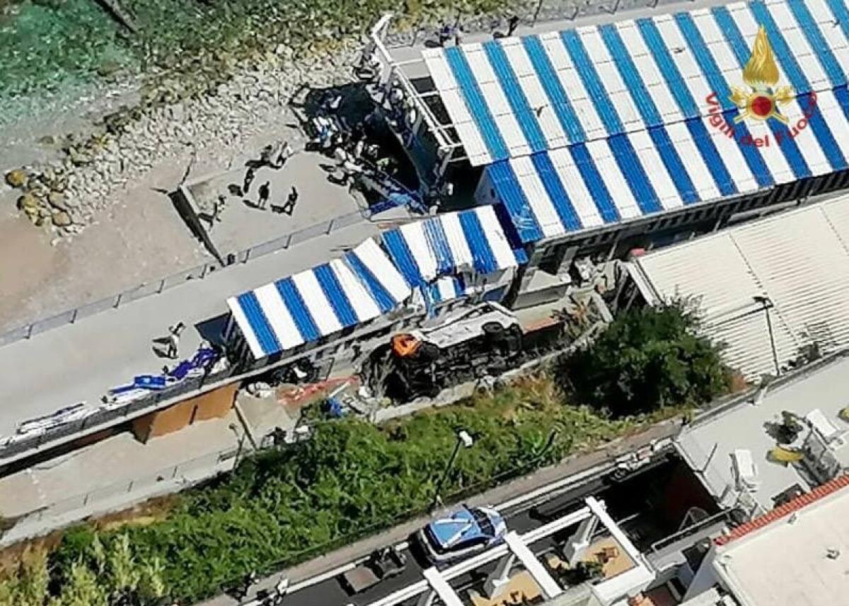 CAPRI, PRECIPITA UN BUS A MARINA GRANDE: UN MORTO E UNA DECINA DI FERITI - 