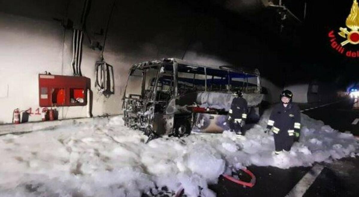 TRAGEDIA SFIORATA A LECCO: PULLMAN CON 25 BAMBINI A BORDO PRENDE FUOCO. AUTISTA EROE  LI SALVA TUTTI - 