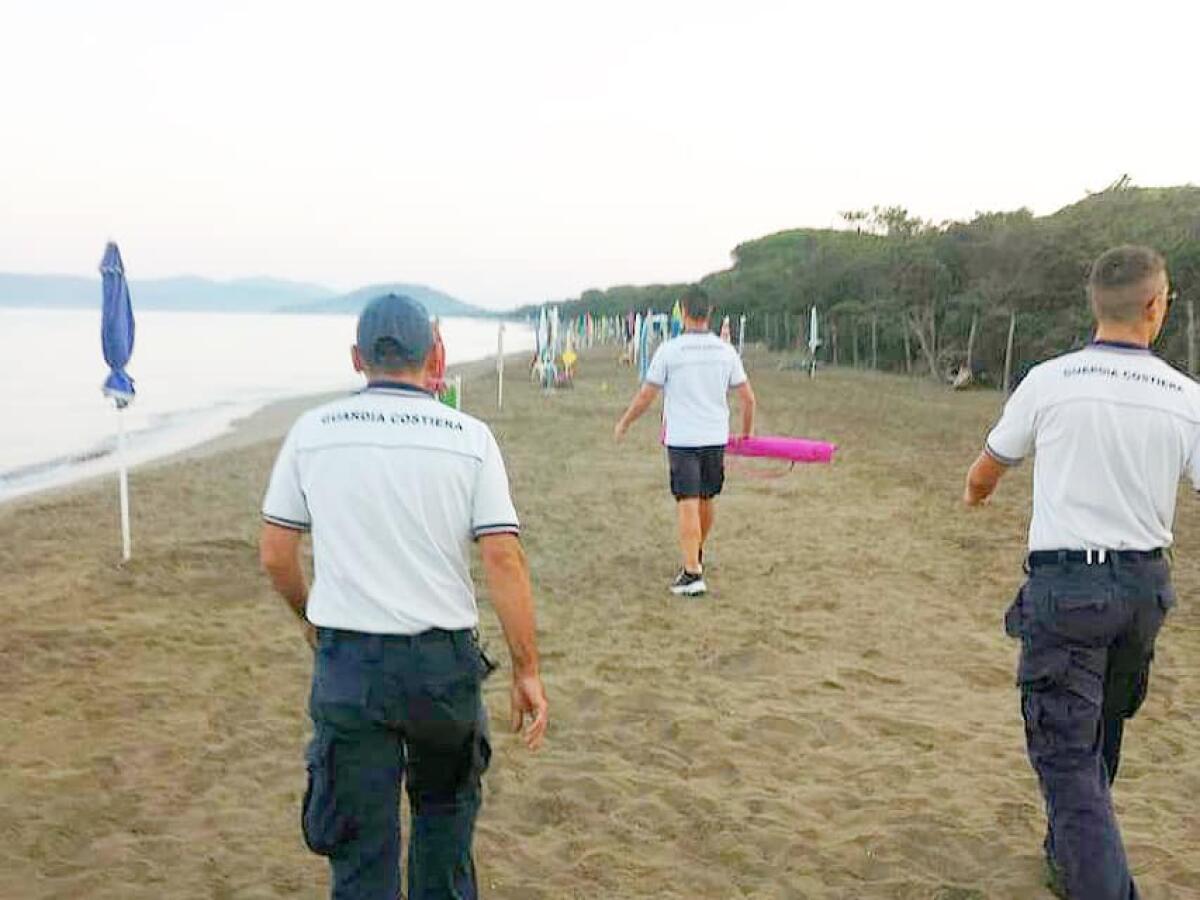 OMBRELLONI E SEDIE LASCIATI IN SPIAGGIA DURANTE LA NOTTE SEQUESTRI A OLIVERI - 