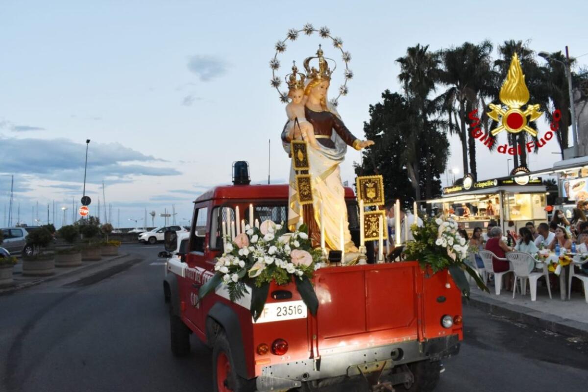I VIGILI DEL FUOCO PORTANO LA MADONNA DEL CARMELO IN PROCESSIONE PER LE STRADE DI RIPOSTO - 