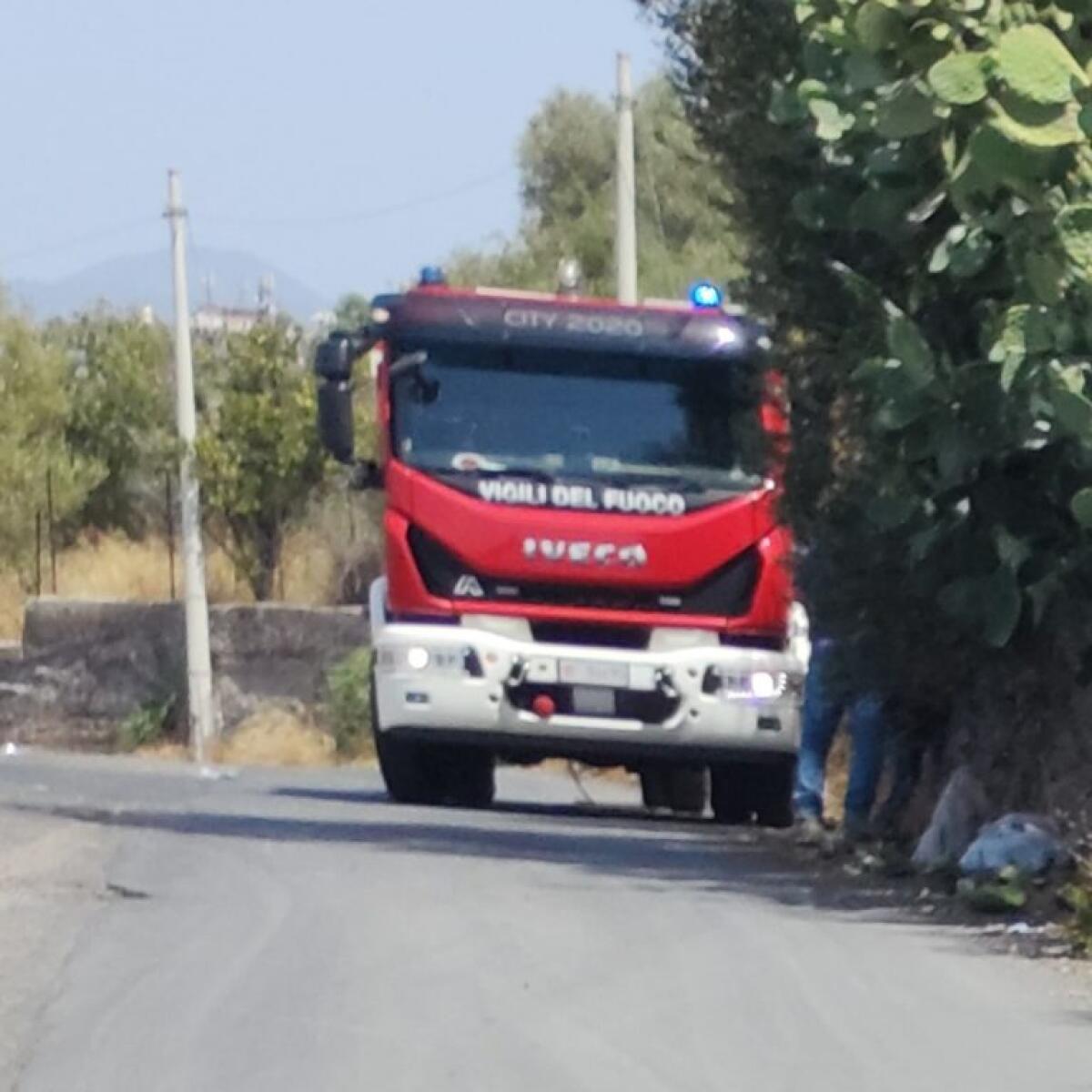 PATERNÒ: ENNESIMO INCENDIO DI ROVI E STERPAGLIE - 