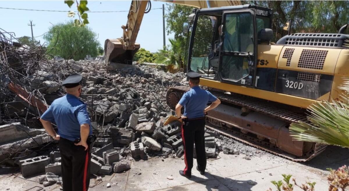 STRUTTURE ABUSIVE A PATERNÒ, ABBATTUTA COSTRUZIONE IN CONTRADA PANTAFURNA - 