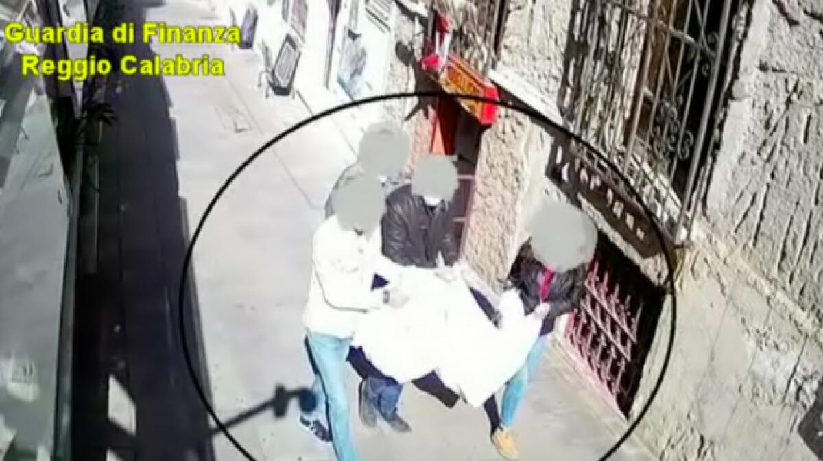 REGGIO CALABRIA, ARRESTATI 2 AGENTI DELLA POLIZIA MUNICIPALE E SOSPESI ALTRI 7: RUBAVANO LA MERCE DEI VENDITORI AMBULANTI - 