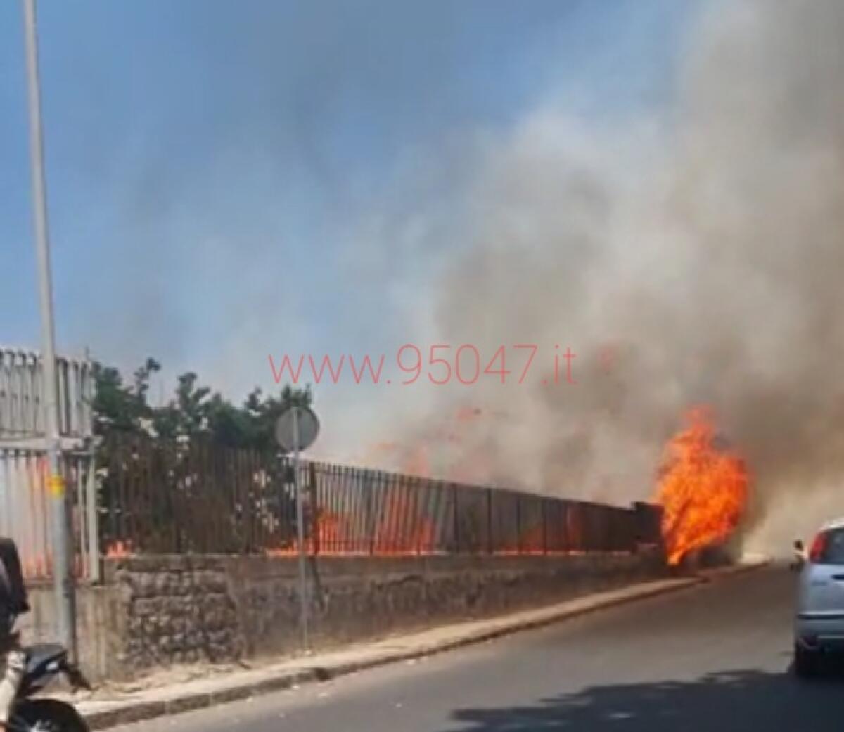 PATERNÒ: INCENDIO DI STERPAGLIE IN ZONA VILLA – DENSA COLONNA DI FUMO GRIGIO - 