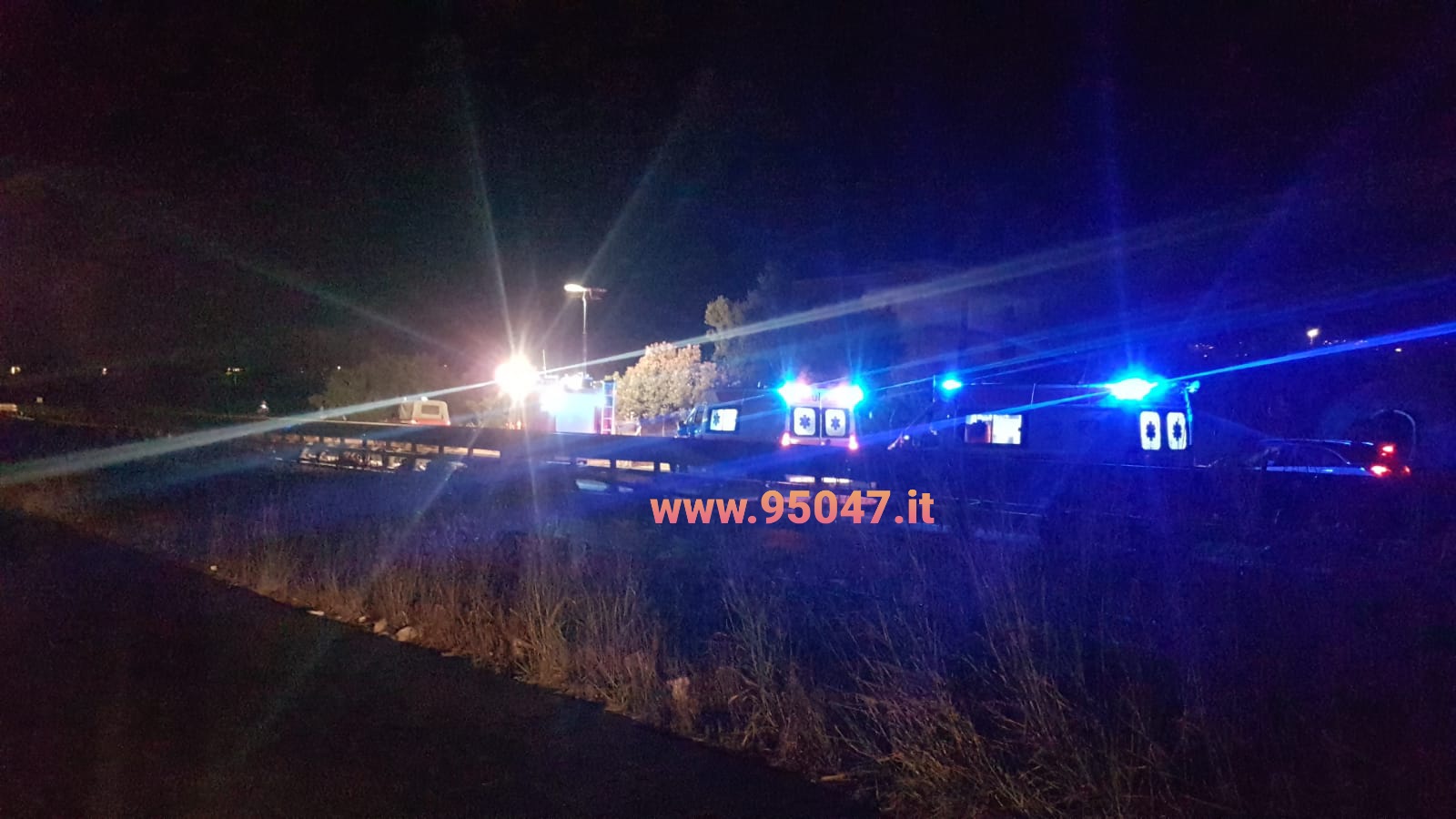 GRAVE INCIDENTE IERI SERA SULLA SS121 , AUTO FUORI STRADA FINISCE CONTRO UN ALBERO
