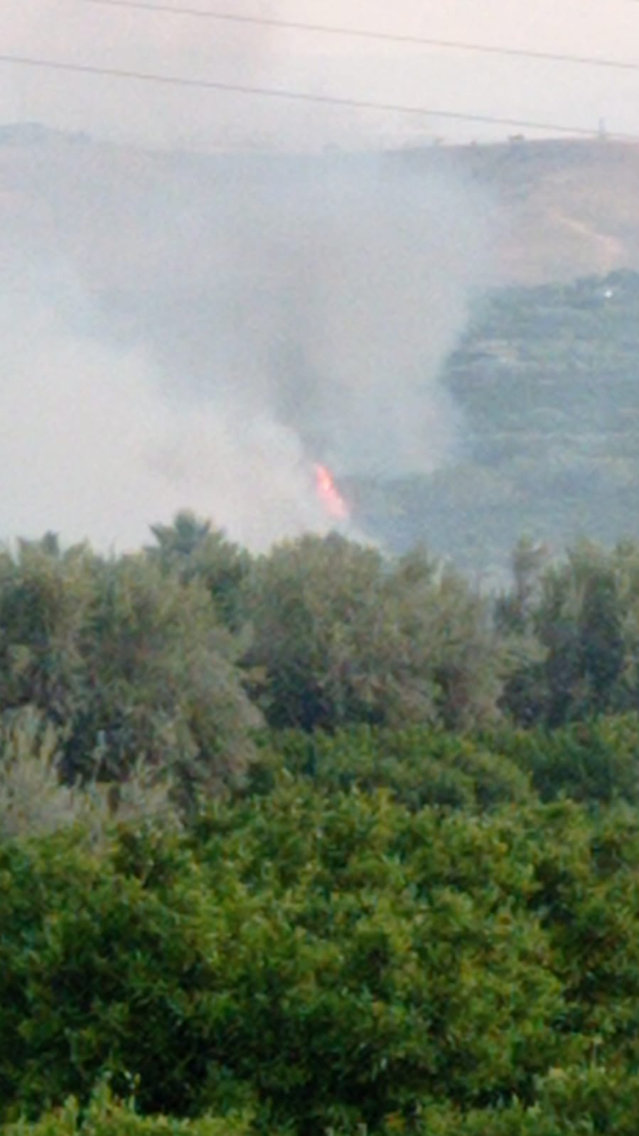 GIORNATA INFERNALE DI INTERVENTI PER I VIGILI DEL FUOCO, ENNESIMO INCENDIO IN CORSO DI STERPAGLIE