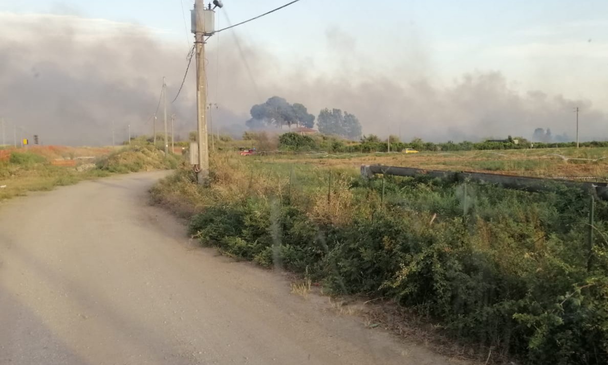 GIORNATA INFERNALE DI INTERVENTI PER I VIGILI DEL FUOCO, ENNESIMO INCENDIO IN CORSO DI STERPAGLIE