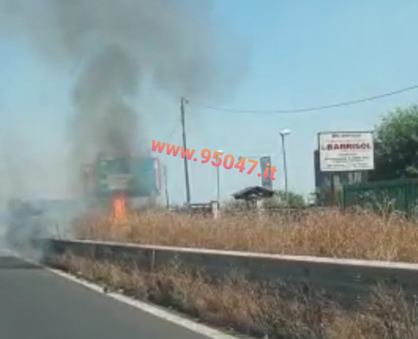 INCENDIO STERPAGLIE AI BORDI DELLA SS121, RALLENTAMENTI