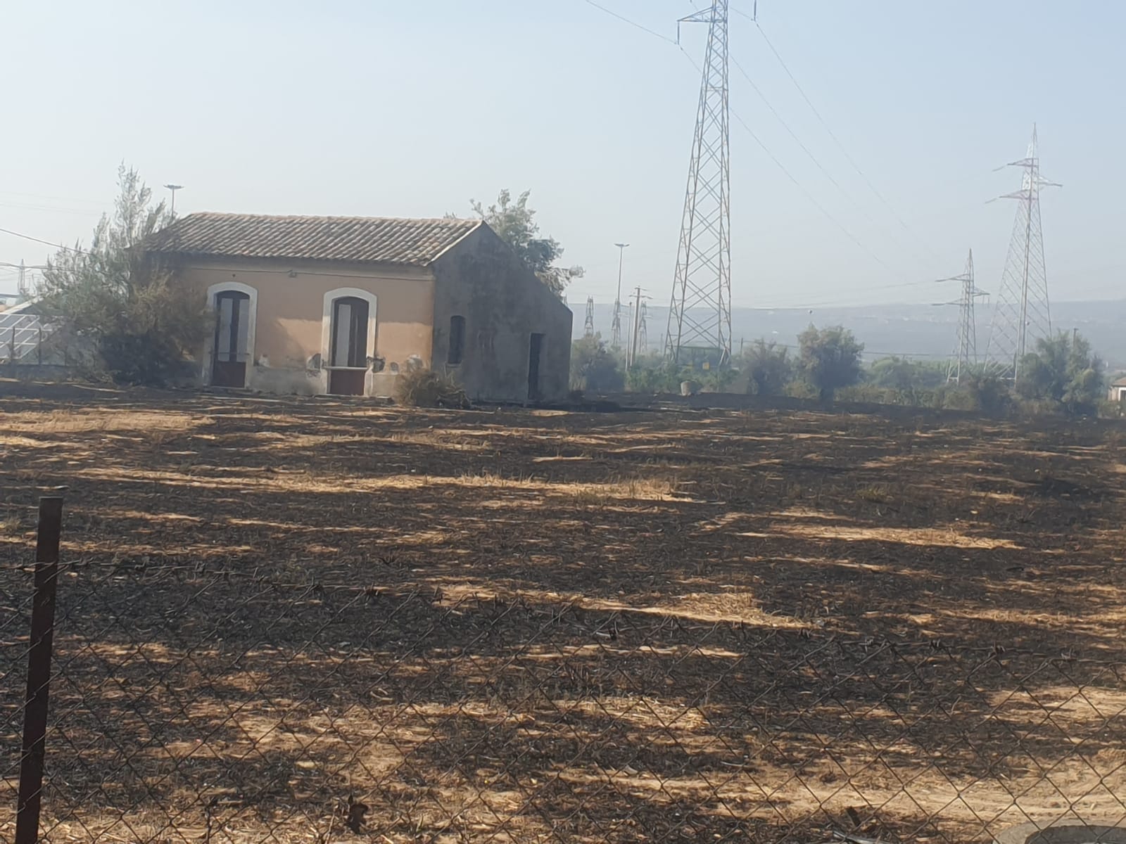 PATERNO. INCENDIO A TRE FONTANE. DALLE STERPAGLIE SI PROPAGA AD AZIENDA, INGENTI DANNI , TANTI ANIMALI MORTI E DISAGI PER I RESIDENTI