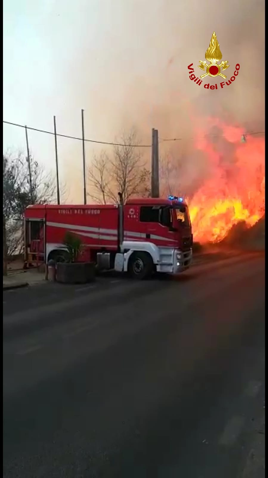 ENNA: VASTO INCENDIO MINACCIA IL CENTRO ABITATO, IN AZIONE 8 SQUADRE DEI VIGILI DEL FUOCO - FOTO E VIDEO