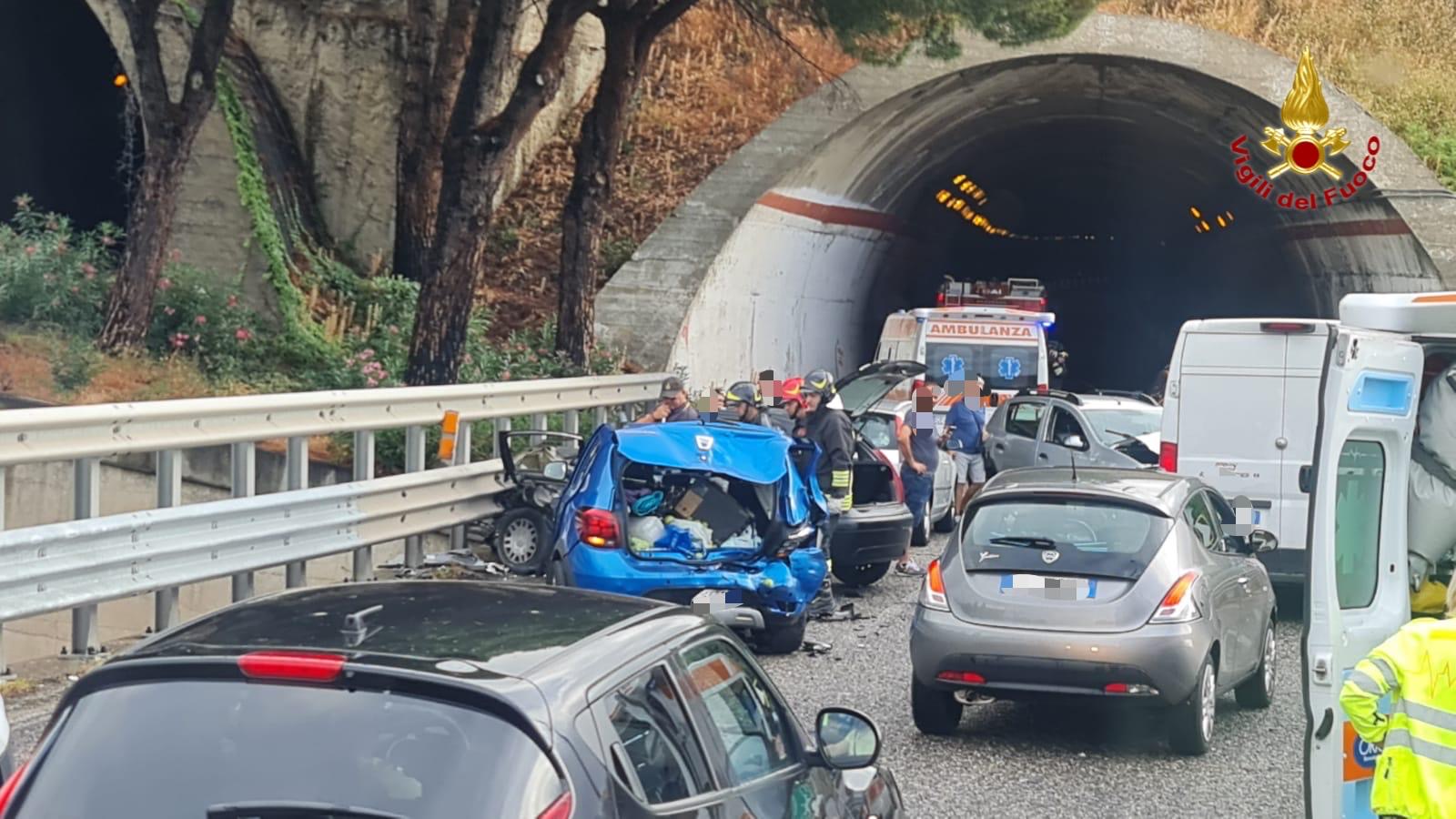 MESSINA: MAXI TAMPONAMENTO SULLA A20, FERITI LIEVI