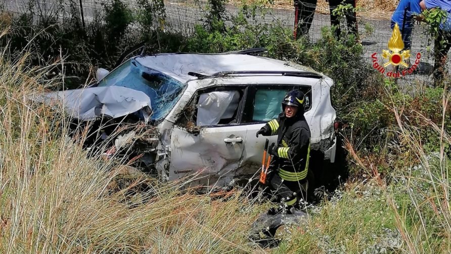 INCIDENTE SULL'A20 MESSINA-PALERMO. AUTO GIÙ DAL VIADOTTO, ILLESO IL CONDUCENTE