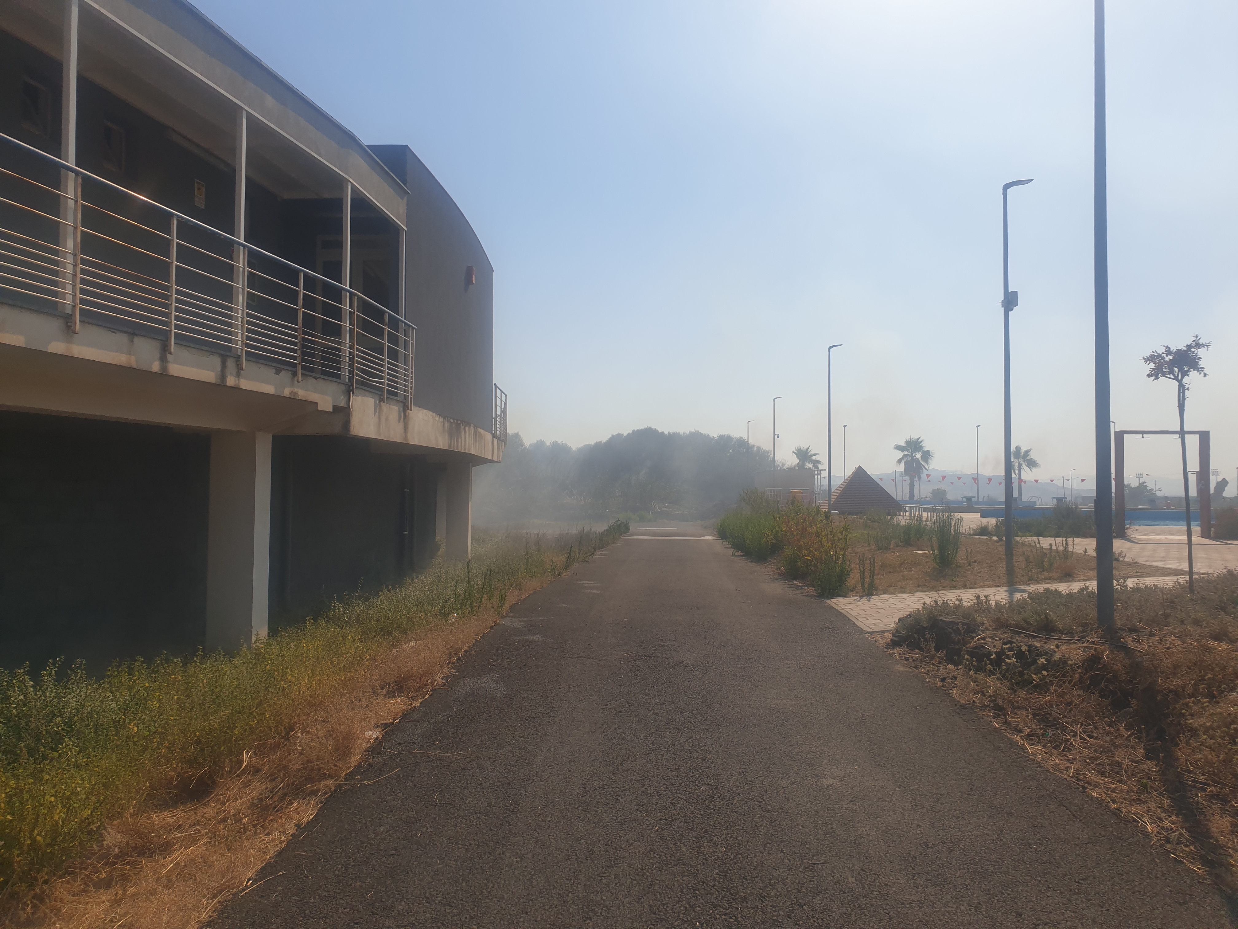 PATERNO’: AMPIO INCENDIO NEI PRESSI DELLA PISCINA, SUL POSTO I VIGILI DEL FUOCO