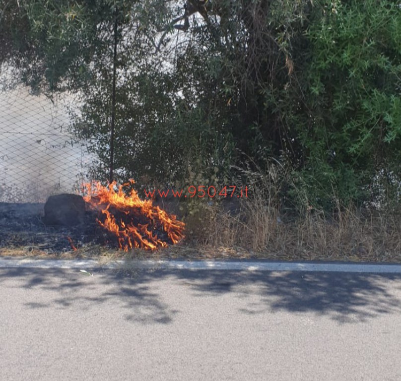 GIORNATA INFERNALE DI INTERVENTI PER I VIGILI DEL FUOCO, ENNESIMO INCENDIO IN CORSO DI STERPAGLIE