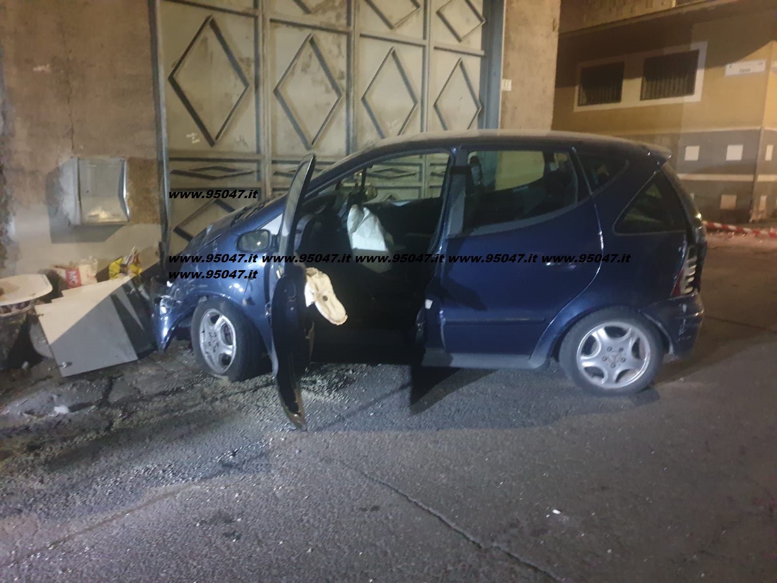 PATERNÒ: SCONTRO TRA DUE AUTO IN VIA ESTONIA IERI SERA: UNA FINISCE SULLE MACCHINE IN SOSTA