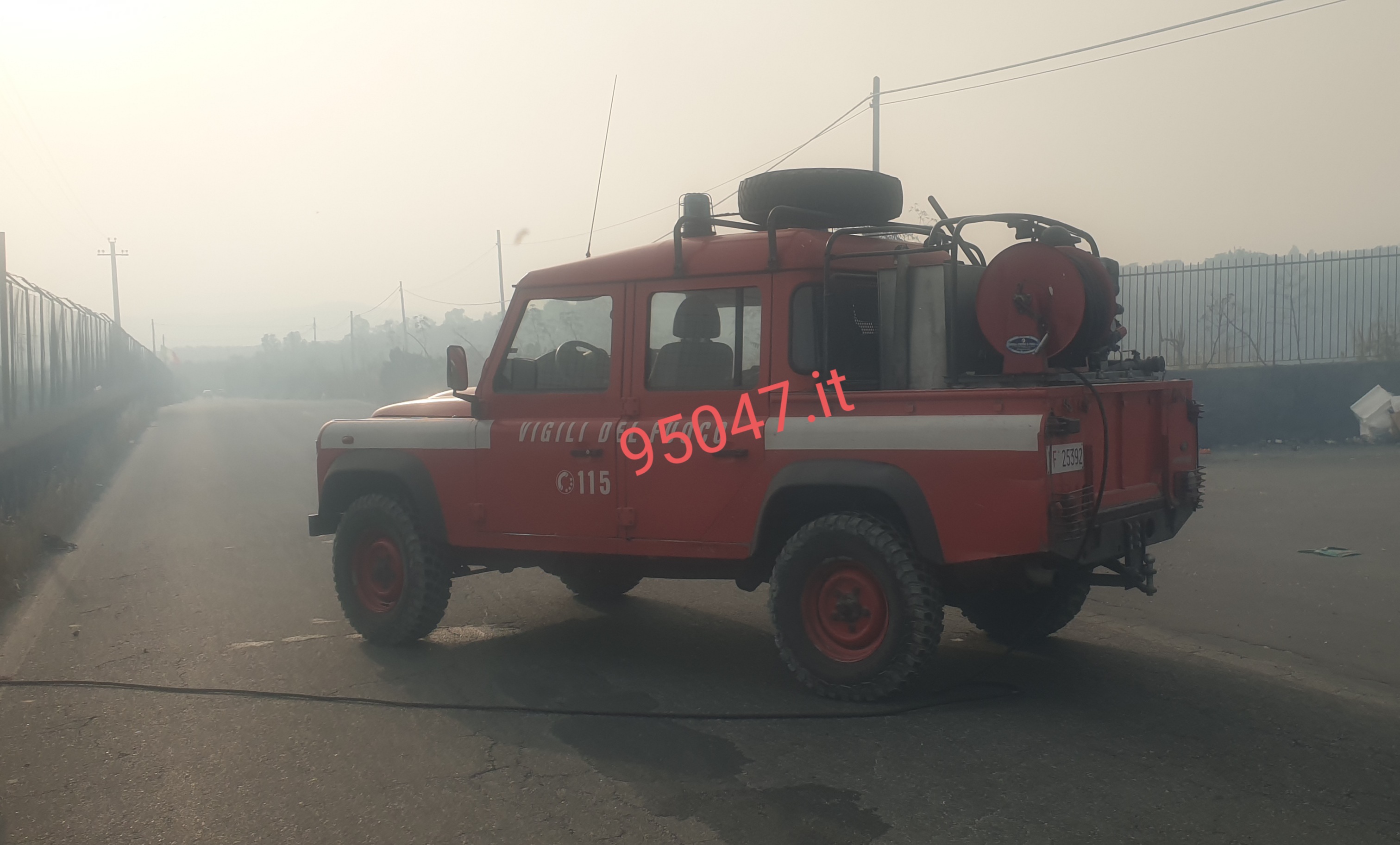 INCENDIO STERPAGLIE TRA PATERNÒ E BELPASSO, SUL POSTO L'ELICOTTERO DELLA FORESTALE