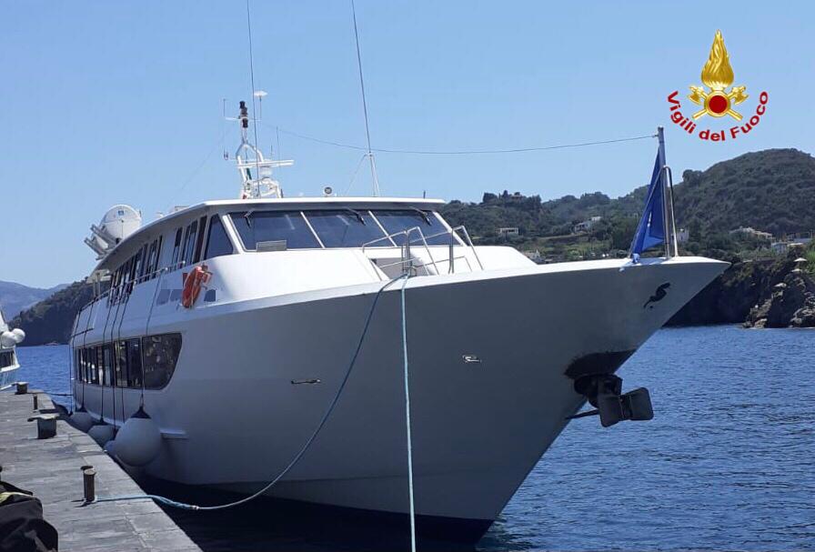 LIPARI.PAURA PER INCENDIO A BORDO DI UN TRAGHETTO CON 200 TURISTI, NESSUN FERITO