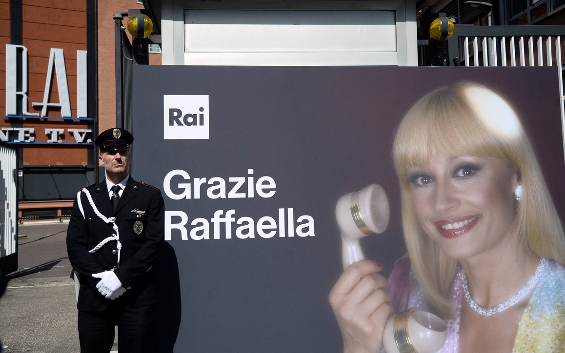 LA CAPITALE ABBRACCIA RAFFAELLA CARRÀ.  IL LUNGO CORTEO PER LE VIE DI ROMA. OGGI E DOMANI LA CAMERA ARDENTE AL CAMPIDOGLIO