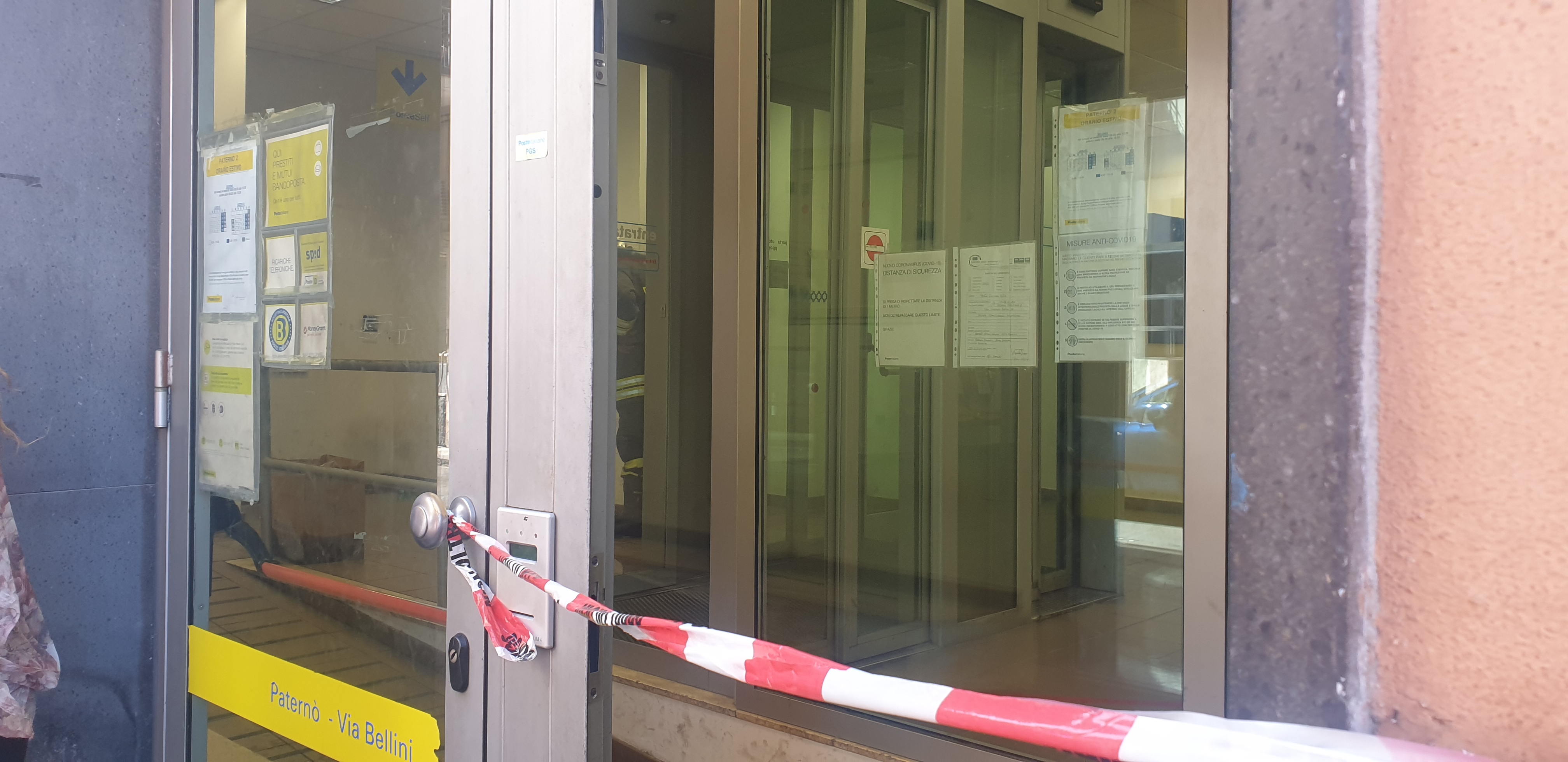 PATERNO’: UOMO ENTRA IN FILIALE DELLE POSTE E BUTTA BENZINA, PRESO DAI CARABINIERI, SUL POSTO ANCHE VVF E 118.