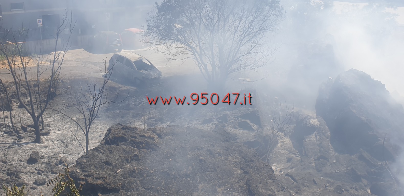 INCENDIO A BELPASSO: BRUCIANO STERPAGLIE, NEL ROGO COINVOLTA ANCHE UN’AUTO