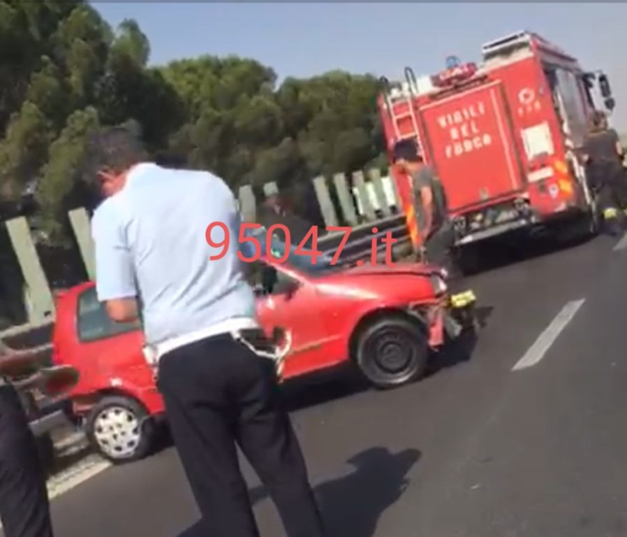 ABBANDONA L’AUTO IN CORSIA DI SORPASSO SULLA SS121 DOPO L’INCIDENTE