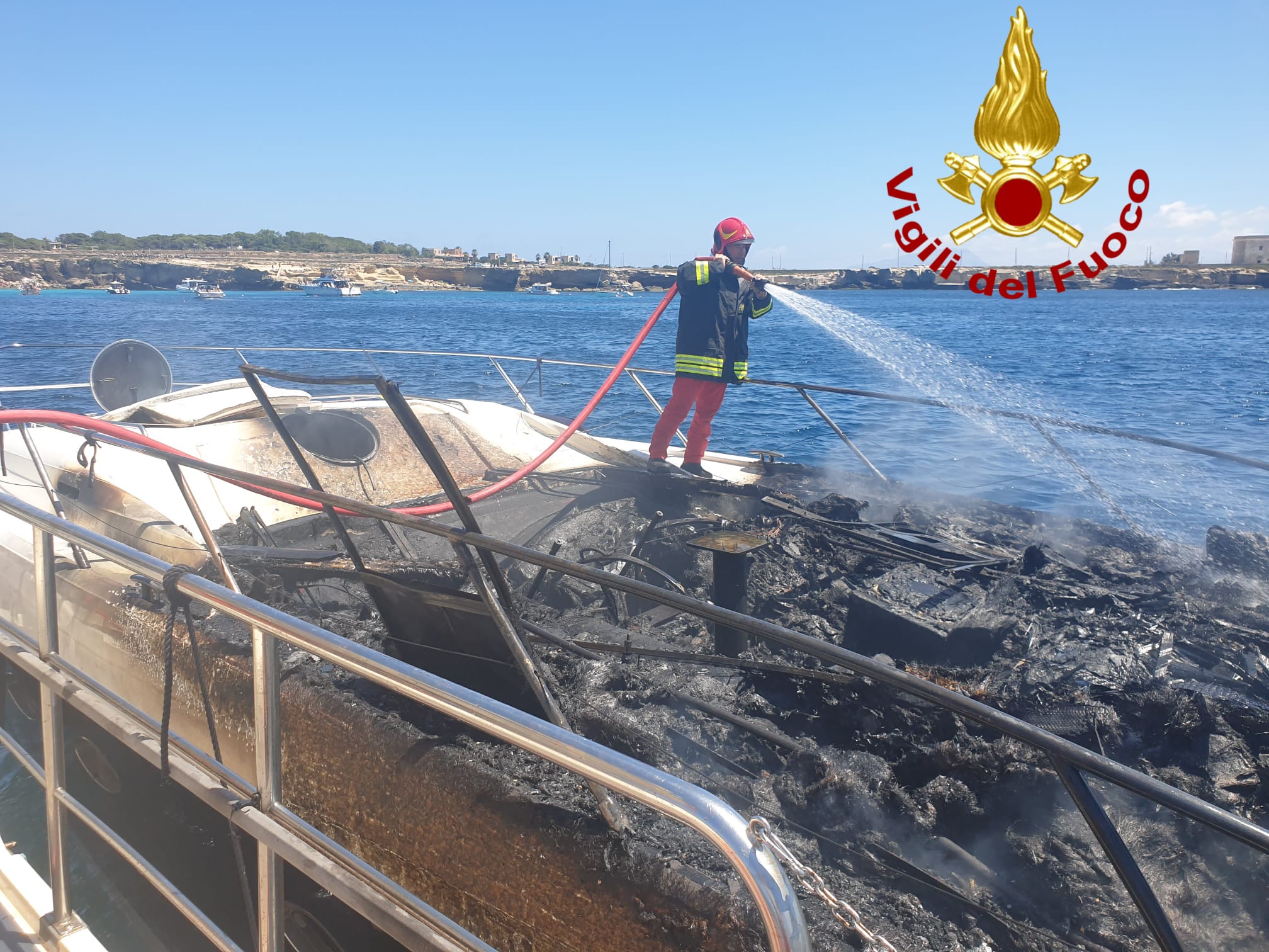 PAURA A FAVIGNANA, YACHT   AVVOLTO DALLE FIAMME. FOTO