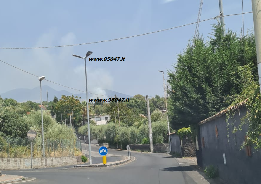 RAGALNA, VASTO INCENDIO STERPAGLIE IN CORSO VICINO AL CIMITERO.