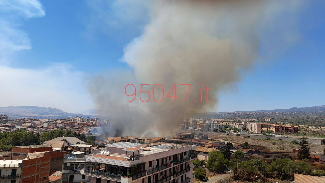 PATERNÒ: INCENDIO DI STERPAGLIE IN ZONA VILLA – DENSA COLONNA DI FUMO GRIGIO