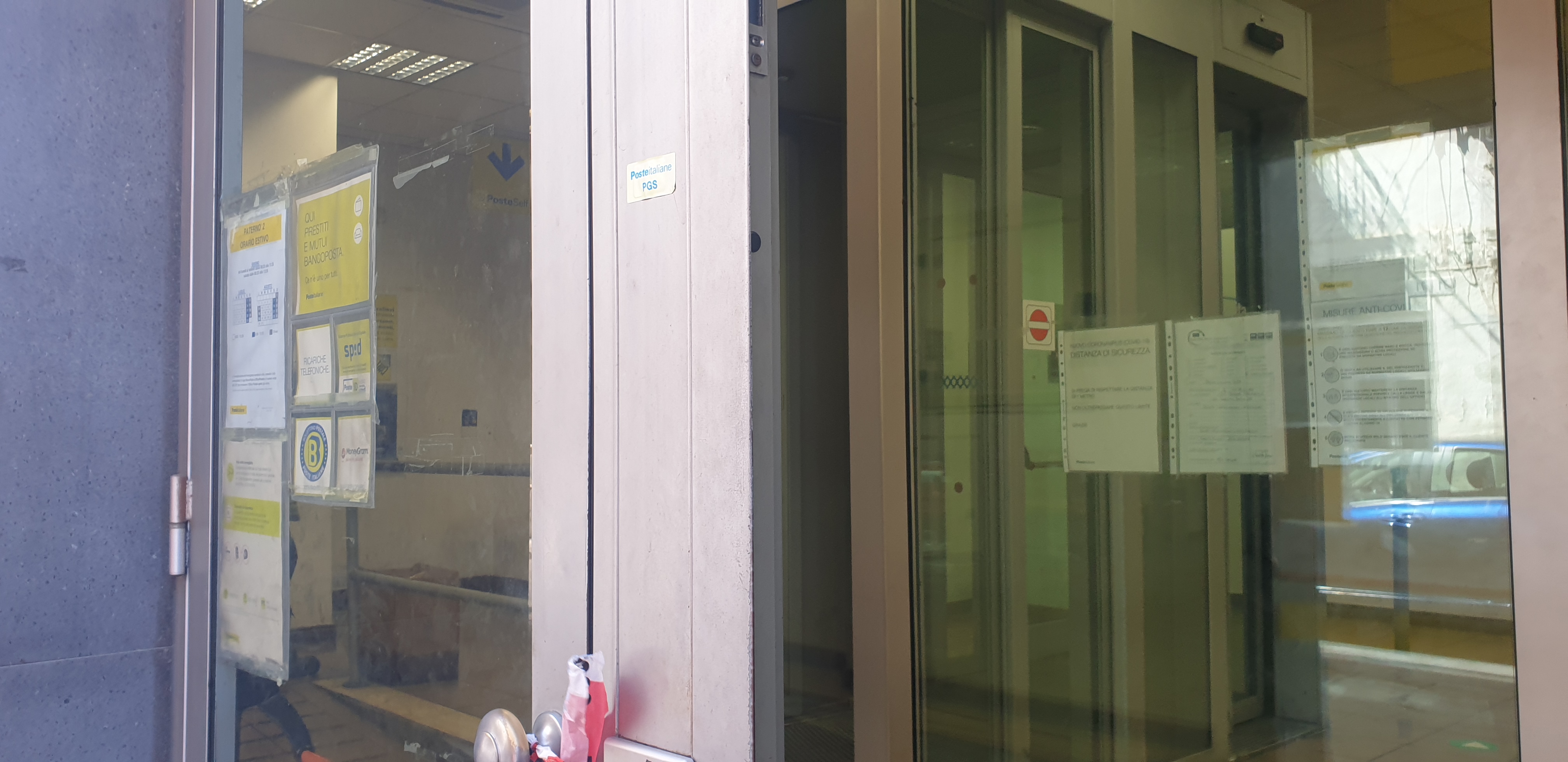 PATERNO’: UOMO ENTRA IN FILIALE DELLE POSTE E BUTTA BENZINA, PRESO DAI CARABINIERI, SUL POSTO ANCHE VVF E 118.