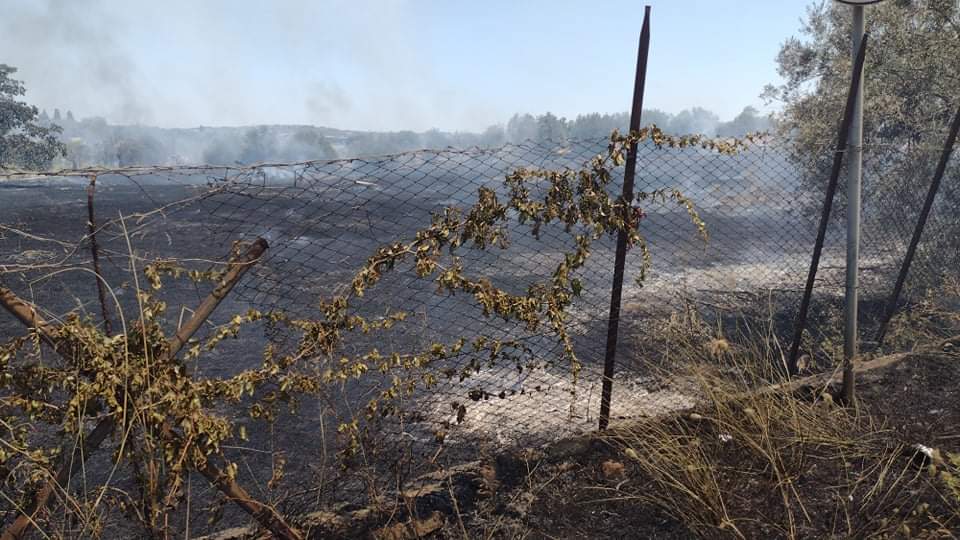 GIORNATA INFERNALE DI INTERVENTI PER I VIGILI DEL FUOCO, ENNESIMO INCENDIO IN CORSO DI STERPAGLIE