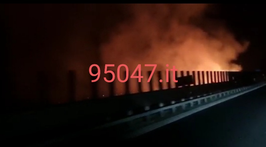 IN CORSO VASTO INCENDIO STERPAGLIE A RIDOSSO DELLA SS121 - FOTO E VIDEO