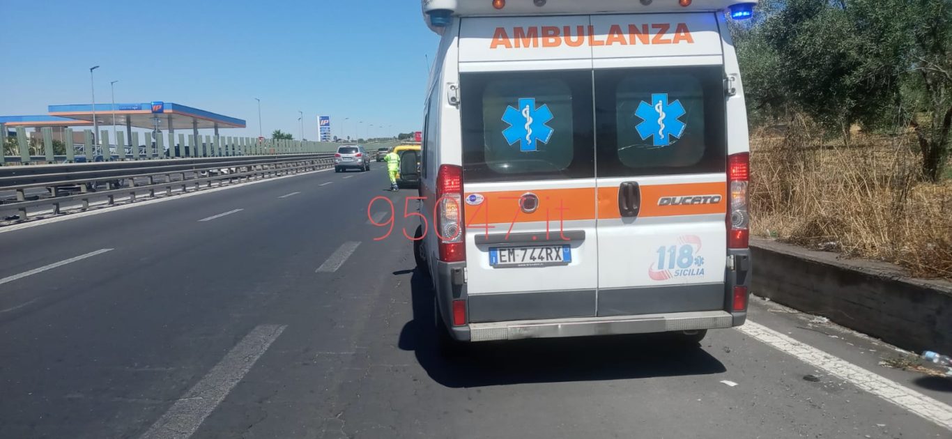 INCIDENTE: AUTO CONTRO GUARDRAIL SULLA SS121