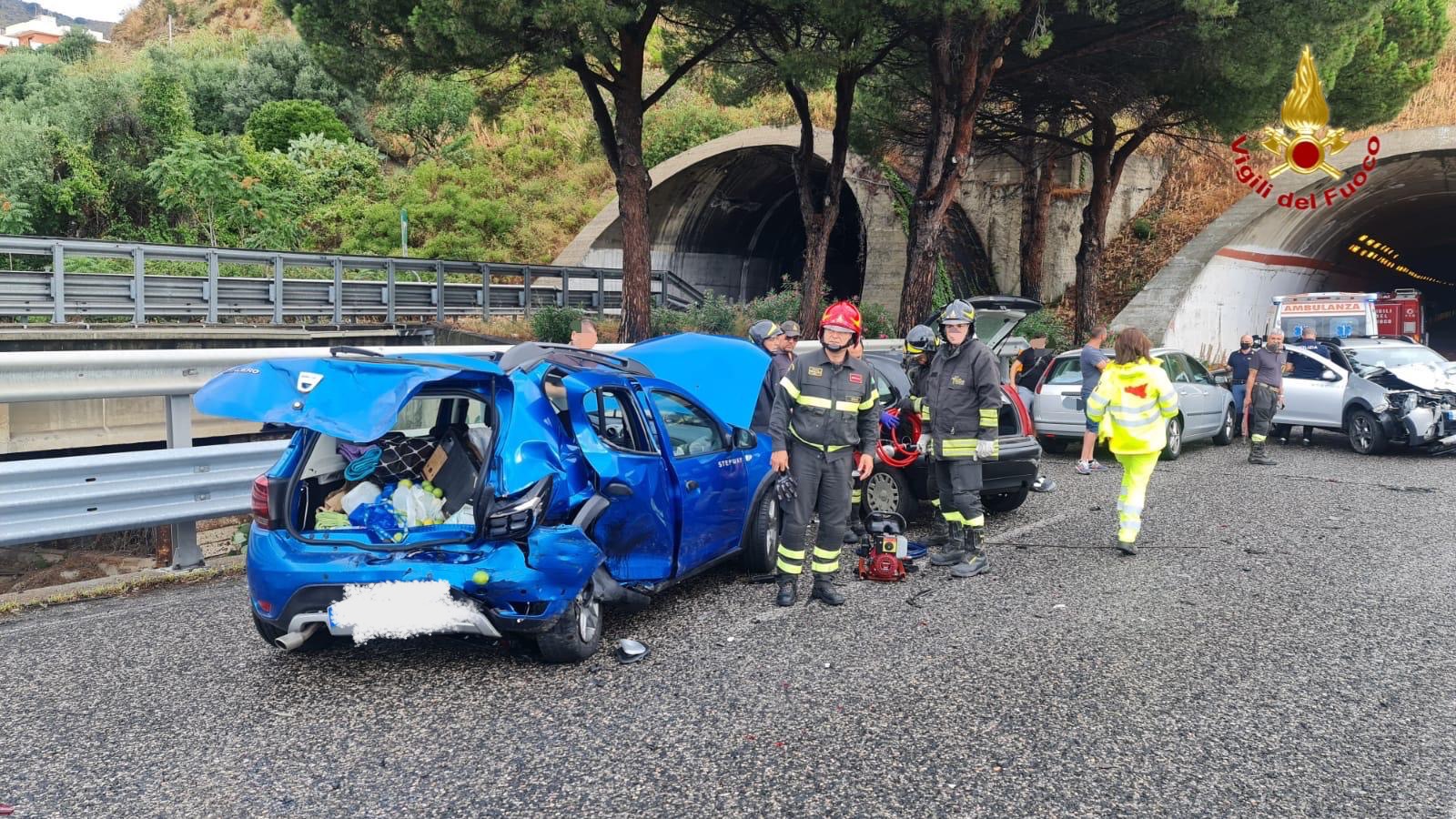 MESSINA: MAXI TAMPONAMENTO SULLA A20, FERITI LIEVI