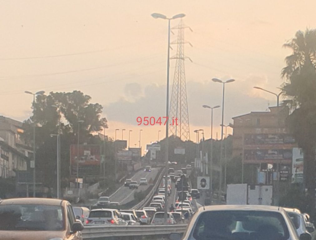 LUNGHE CODE SULLA SS121, A CAUSA DI UN AUTO FERMA