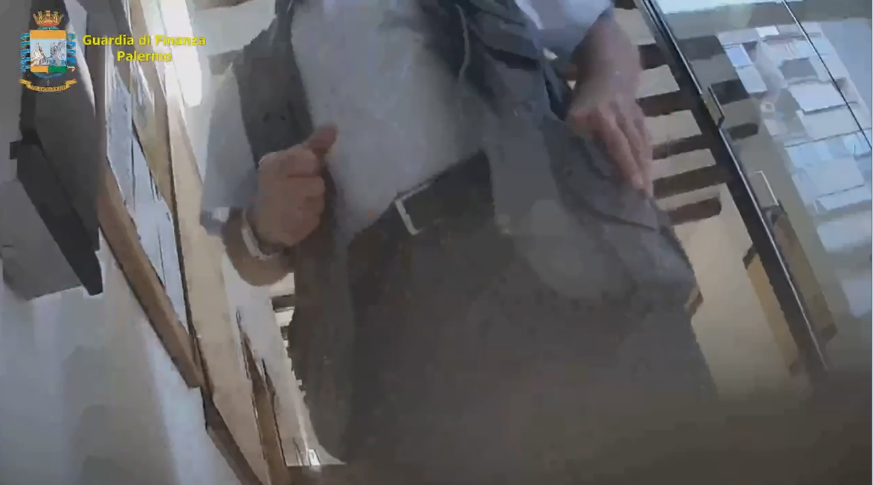 BLITZ ANTI-ASSENTEISMO AL COMUNE DI PALERMO 8 ARRESTI, 43 INDAGATI