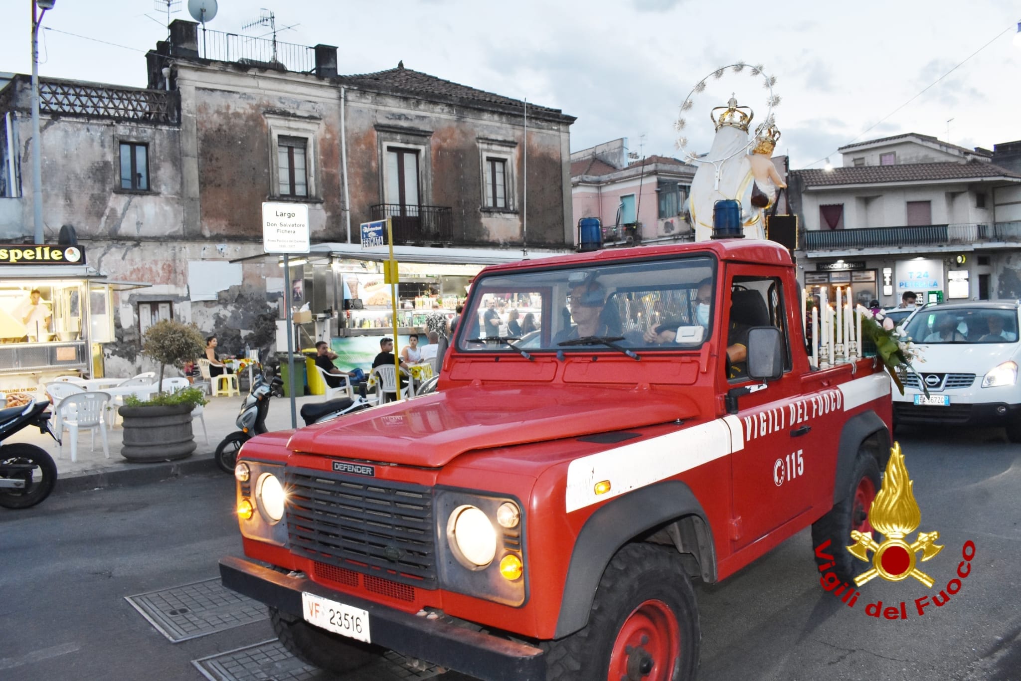 I VIGILI DEL FUOCO PORTANO LA MADONNA DEL CARMELO IN PROCESSIONE PER LE STRADE DI RIPOSTO