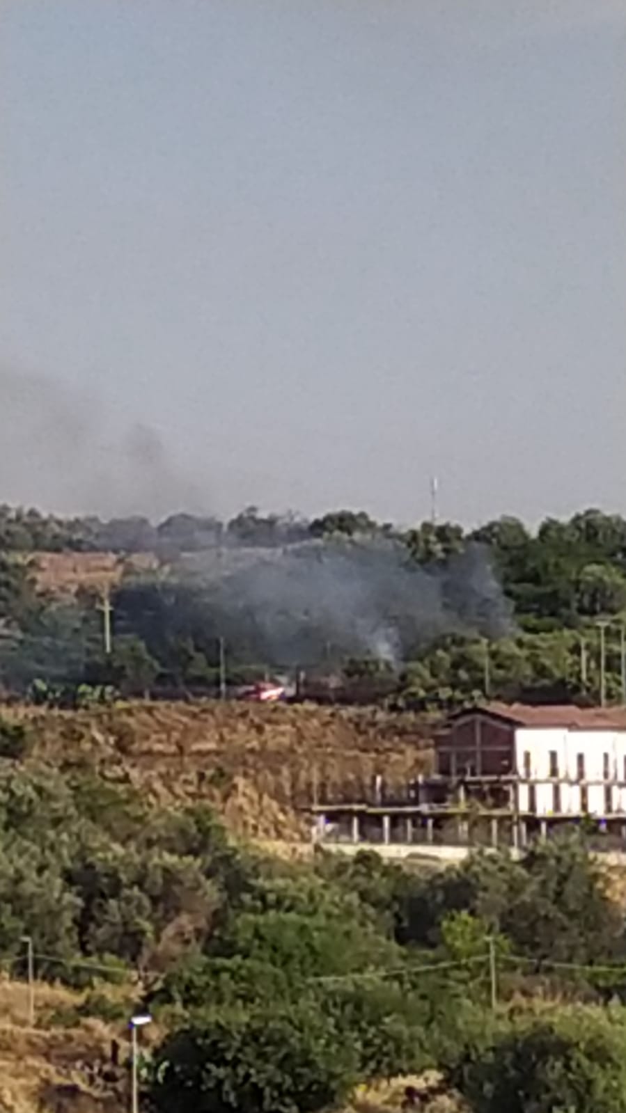 GIORNATA INFERNALE DI INTERVENTI PER I VIGILI DEL FUOCO, ENNESIMO INCENDIO IN CORSO DI STERPAGLIE