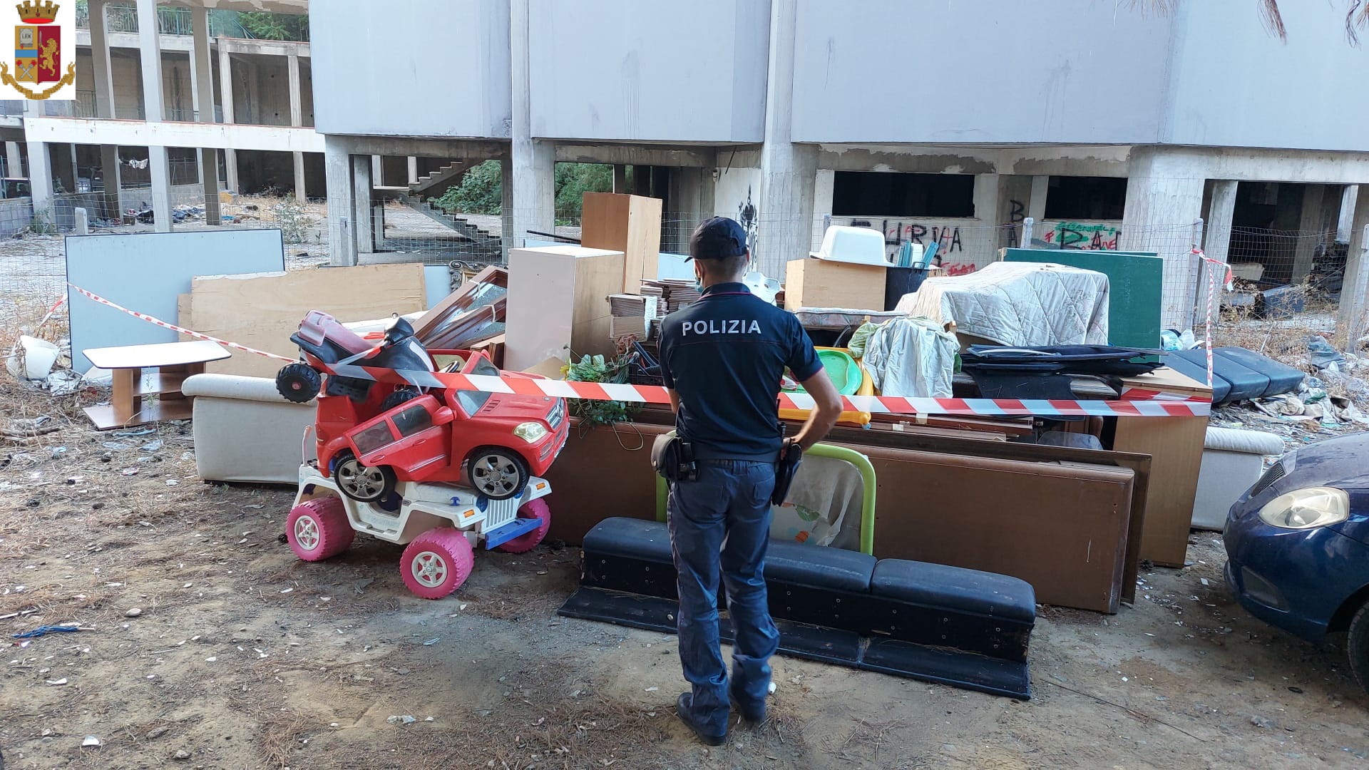 CATANIA,  TRASFORMA TERRENO IN DISCARICA ABUSIVA E OCCUPA ABUSIVAMENTE DUE CASE POPOLARI