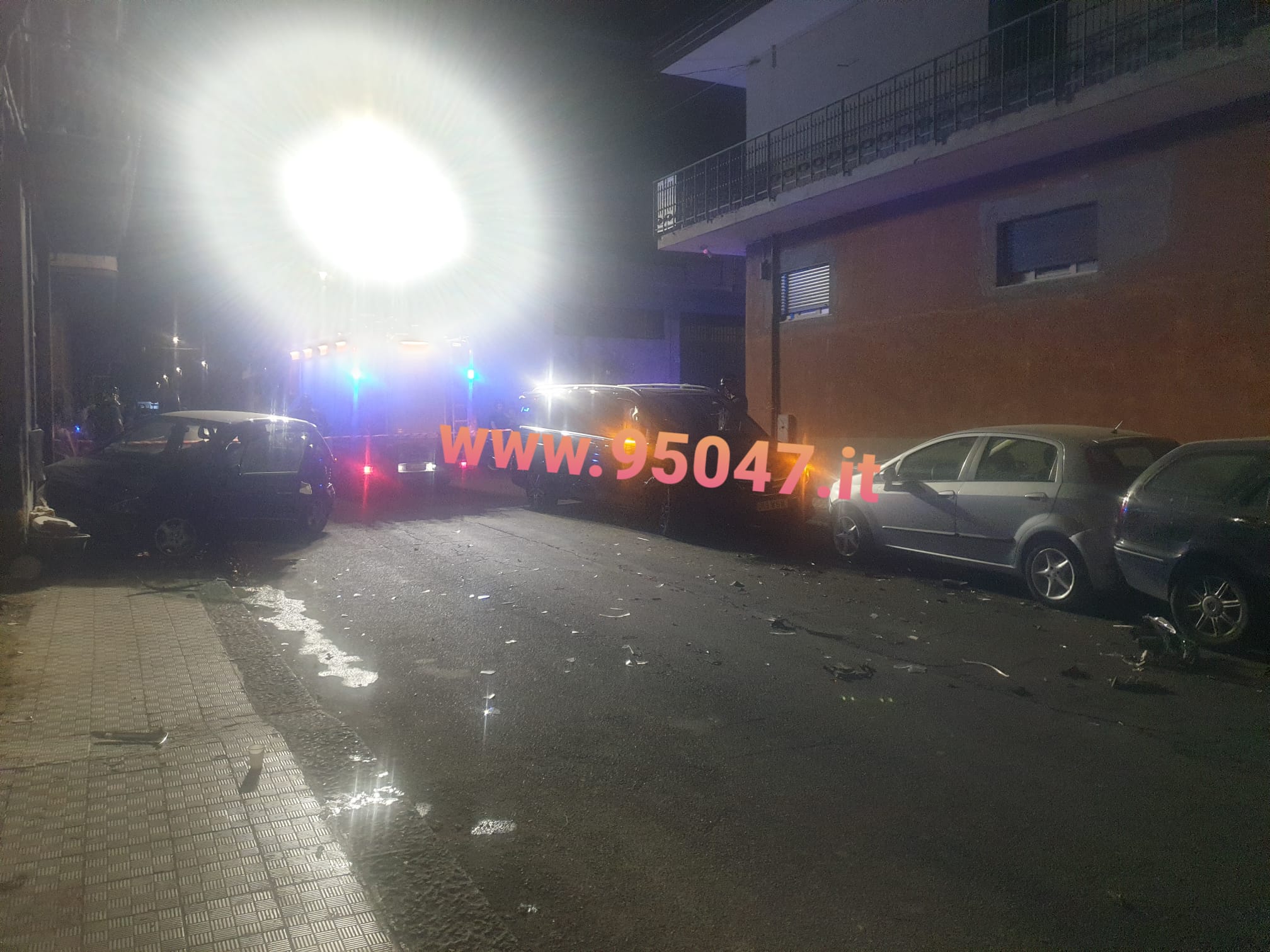 PATERNÒ: SCONTRO TRA DUE AUTO IN VIA ESTONIA IERI SERA: UNA FINISCE SULLE MACCHINE IN SOSTA