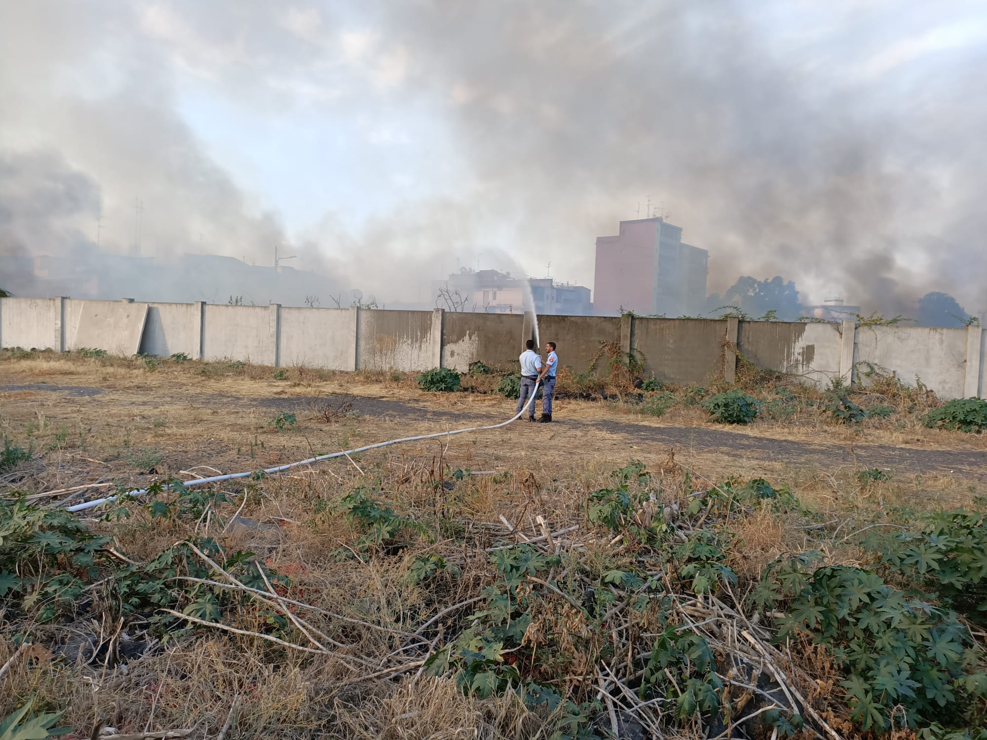 VASTO INCENDIO STERPAGLIE IERI VICINO AL GARIBALDI NESIMA