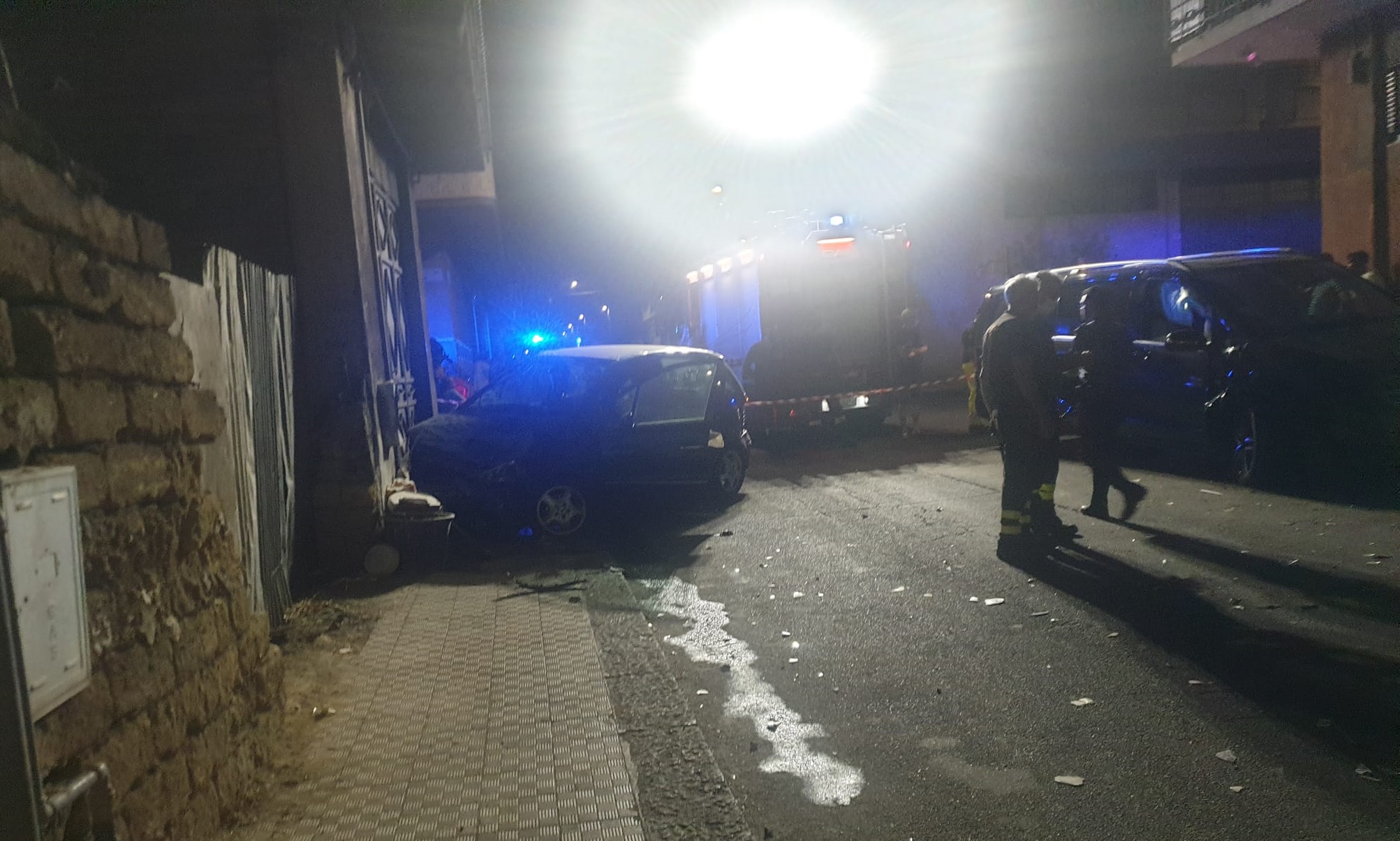 PATERNÒ: SCONTRO TRA DUE AUTO IN VIA ESTONIA IERI SERA: UNA FINISCE SULLE MACCHINE IN SOSTA